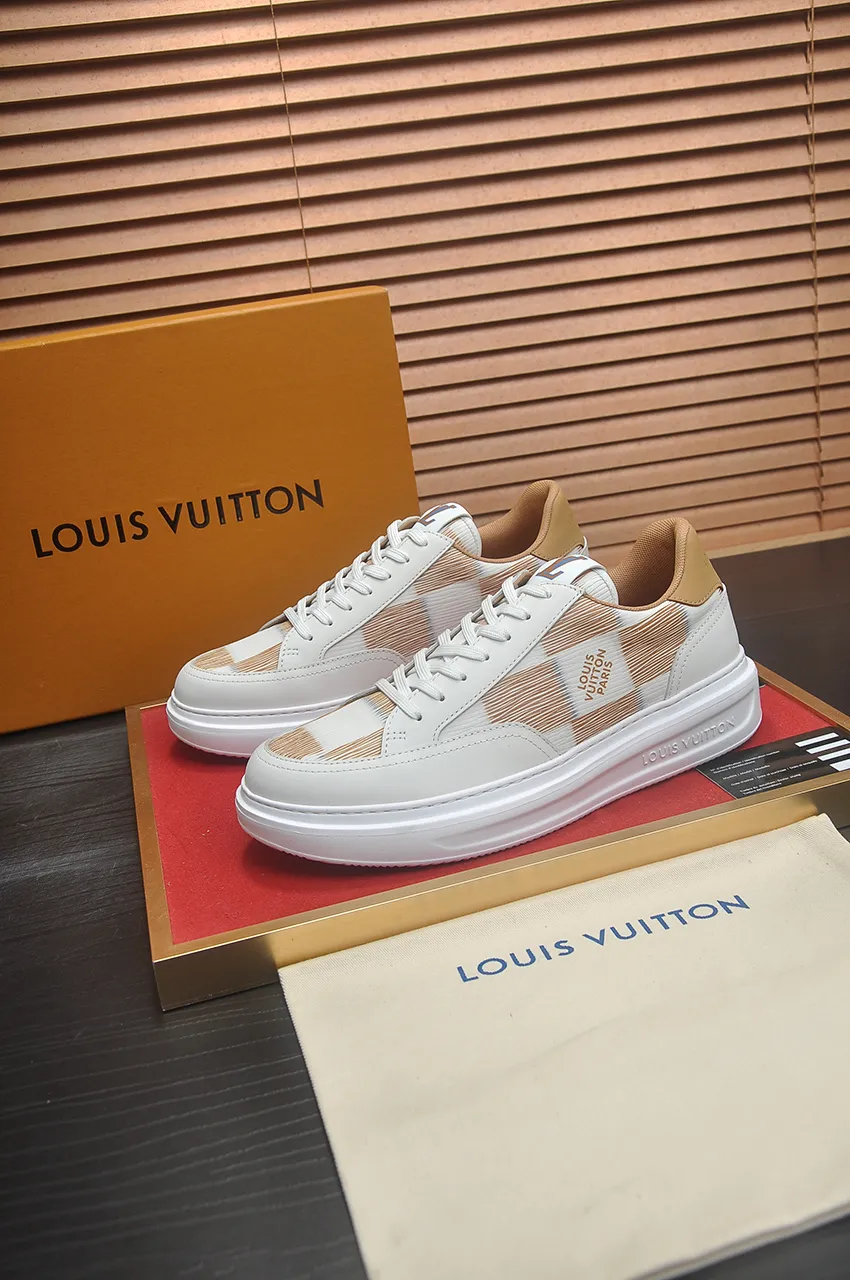 Men's men's shoes 💰640💶Original development, quality shipping, welcome to compare - LV sneaker series sports shoes introduce the loose silhouette of the ready-to-wear series into the spring and summer men's wear shows and make an eye-catching appearance. The cow leather upper is combined with rough fabric laces, and colorful beading highlights the brand's classic elements. LV letters mark the tongue and Monogram floral outsole. Mixed materials Made of top-grain cowhide, thick shoelace design, large Monogram print on the side, mesh lining and cotton feet, the comfort is as extreme as ever, premium heritage, quality first, worth owning! Size: Men’s 38-45 (45 is custom-made and cannot be returned or exchanged)